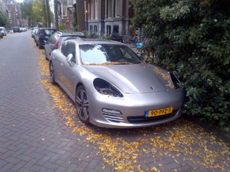 Panamera waarvan koplampen gestolen